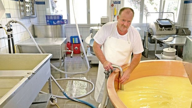 Rund 140 000 Kilo Milch von fünf Alpen in der Umgebung verarbeitet Peter Betschart den Sommer über in der 2007 gebauten Alpkäserei Lipplisbüel. 