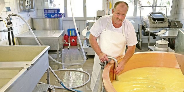 Rund 140 000 Kilo Milch von fünf Alpen in der Umgebung verarbeitet Peter Betschart den Sommer über in der 2007 gebauten Alpkäserei Lipplisbüel. 