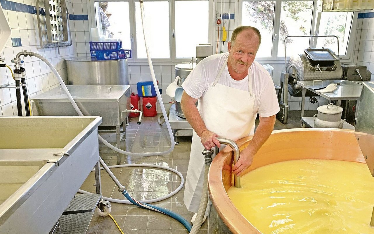 Rund 140 000 Kilo Milch von fünf Alpen in der Umgebung verarbeitet Peter Betschart den Sommer über in der 2007 gebauten Alpkäserei Lipplisbüel. 