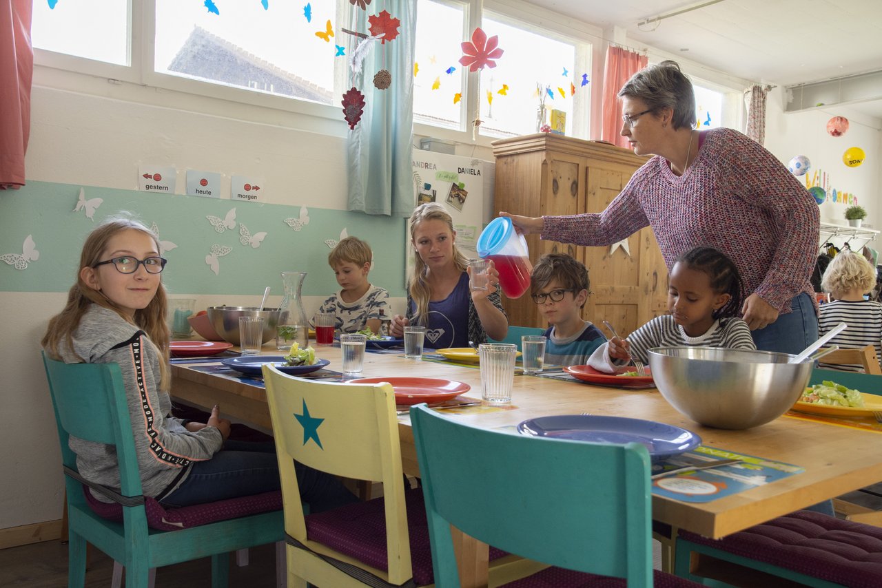 Der Mittagstisch der Kita Kinderzimmer von Ursula Wandfluh komplettiert das ausserfamiliäre Betreuungsangebot in Frutigen. (Bilder zVg)