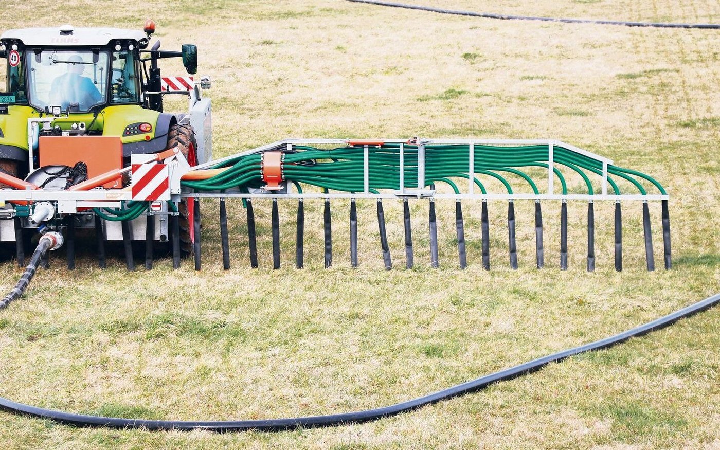 Die Planung im Vorfeld der Verschlauchung mag etwas aufwendiger sein als das Ausbringen per Druckfass – die Vorteile für Boden und Portemonnaie können aber bemerkenswert sein.