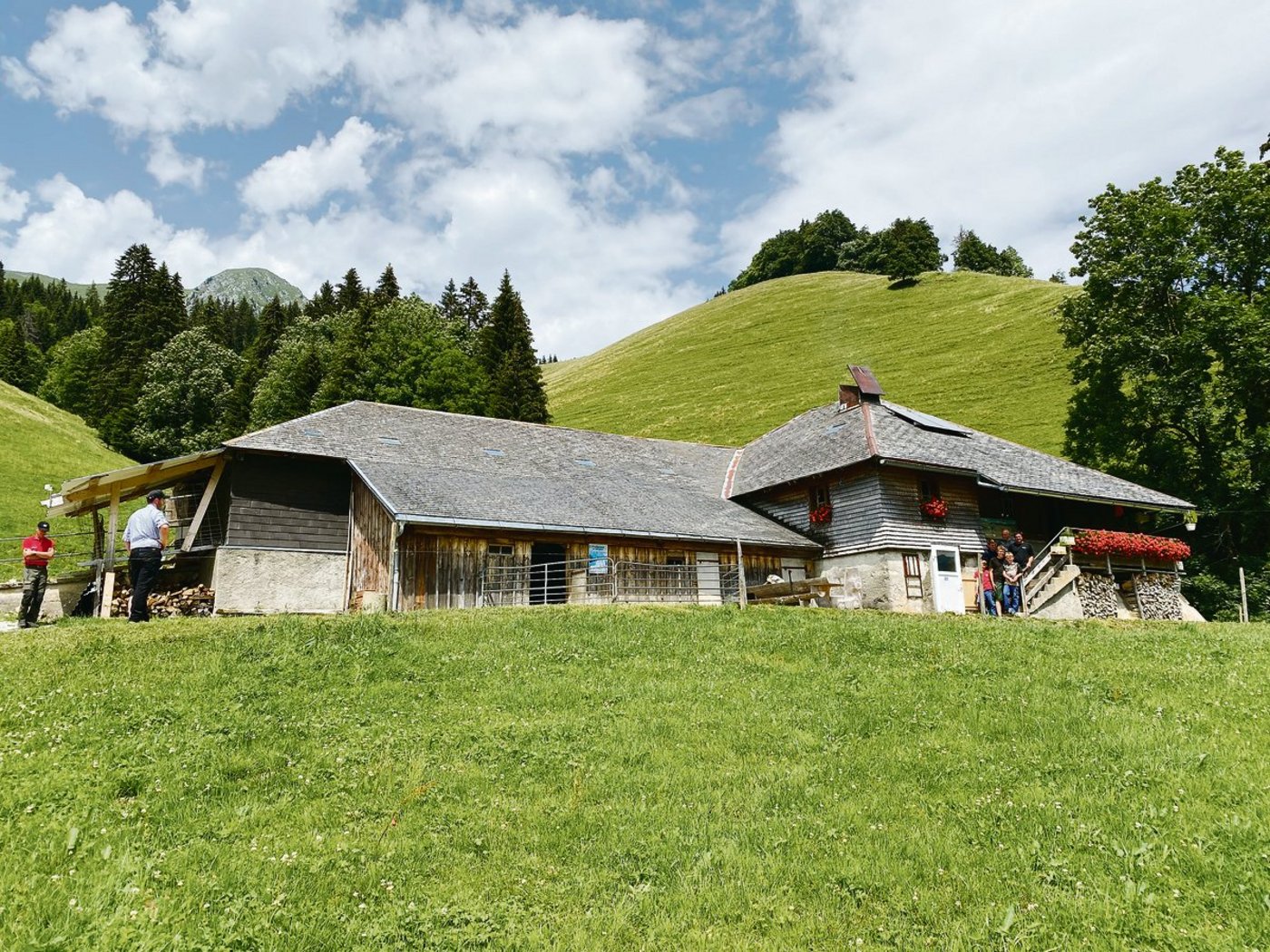 Die stattliche Alphütte «Marais» auf dem Gemeindegebiet von Haut-Intyamon, Sektor Neirivue.(Bild IAG Grangeneuve)