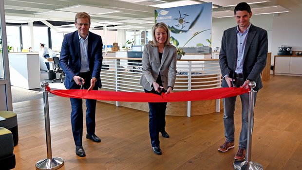 Am 22. April wurde das neue Zentrum für nachhaltigen Pflanzenschutz Agroline Bioprotect in Aesch BL offiziell eröffnet. Im Bild v. l. n. r.: Martin Keller, Fenaco-Geschäftsleiter, Regina Burger, Leiterin Agroline Bioprotect, und Michael Feitknecht, Leiter Department Pflanzenbau. (Bilder Fenaco)