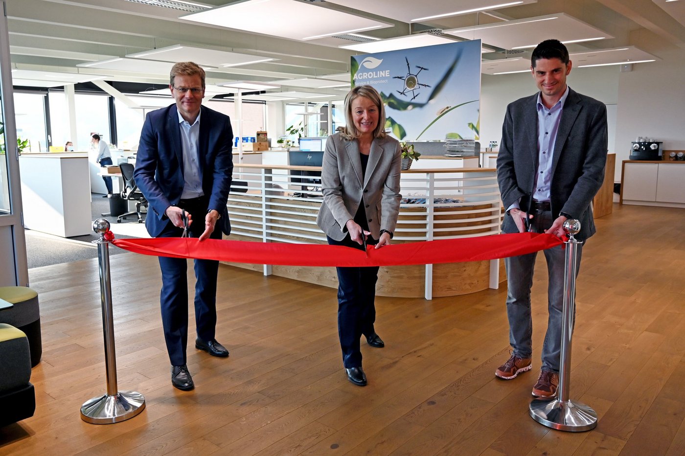 Am 22. April wurde das neue Zentrum für nachhaltigen Pflanzenschutz Agroline Bioprotect in Aesch BL offiziell eröffnet. Im Bild v. l. n. r.: Martin Keller, Fenaco-Geschäftsleiter, Regina Burger, Leiterin Agroline Bioprotect, und Michael Feitknecht, Leiter Department Pflanzenbau. (Bilder Fenaco)