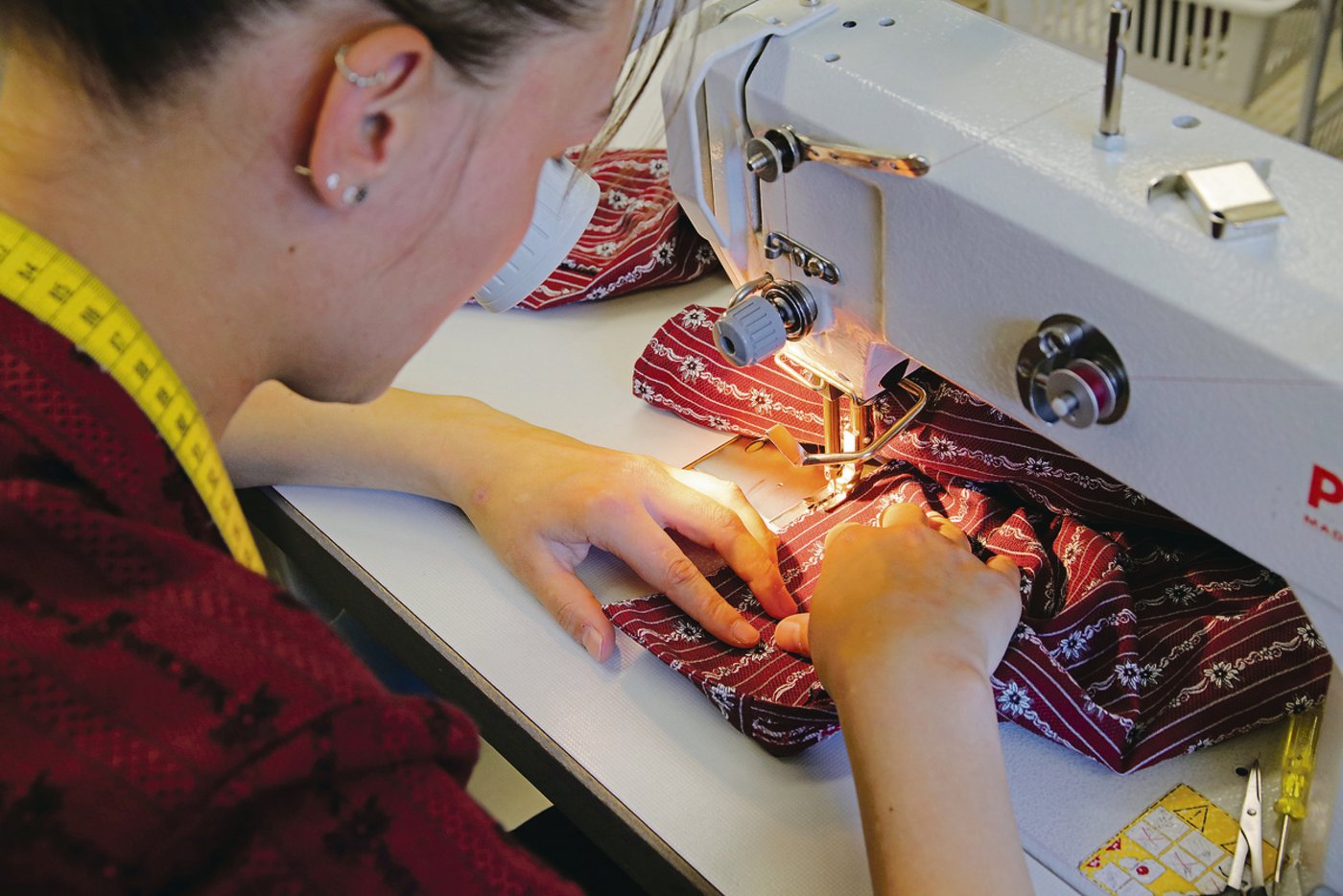 Präzision ist auch beim Zusammennähen der zahlreichen Teile nötig. Denn die Qualität ist der Familie Jenni wichtig.