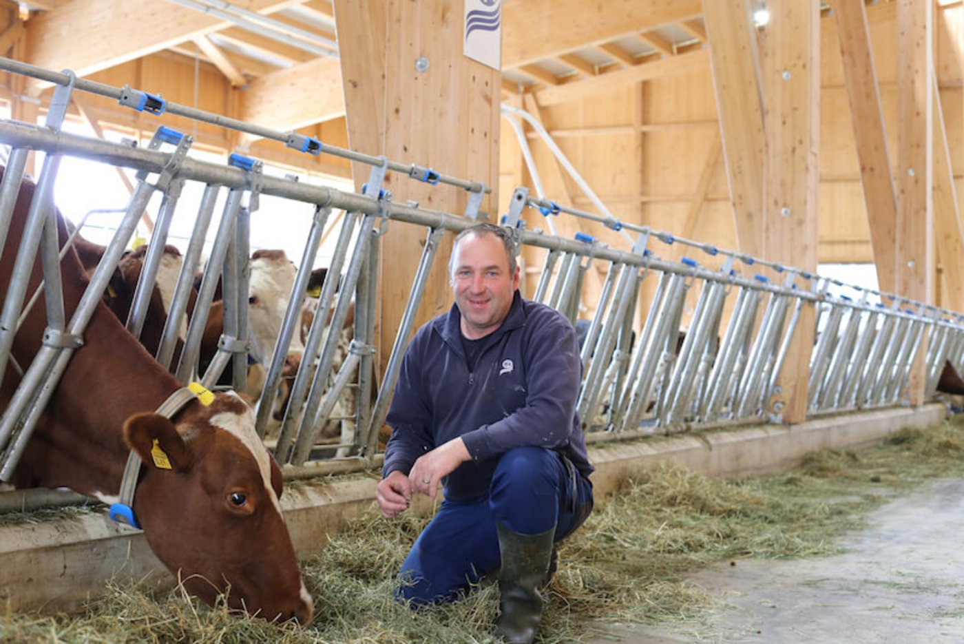 Markus Gerber ist für die Raumplanung sensibilisiert. Beim Neubau des Stalls hat er darauf geachtet, sorgsam mit dem Land umzugehen. (Bild ji) 