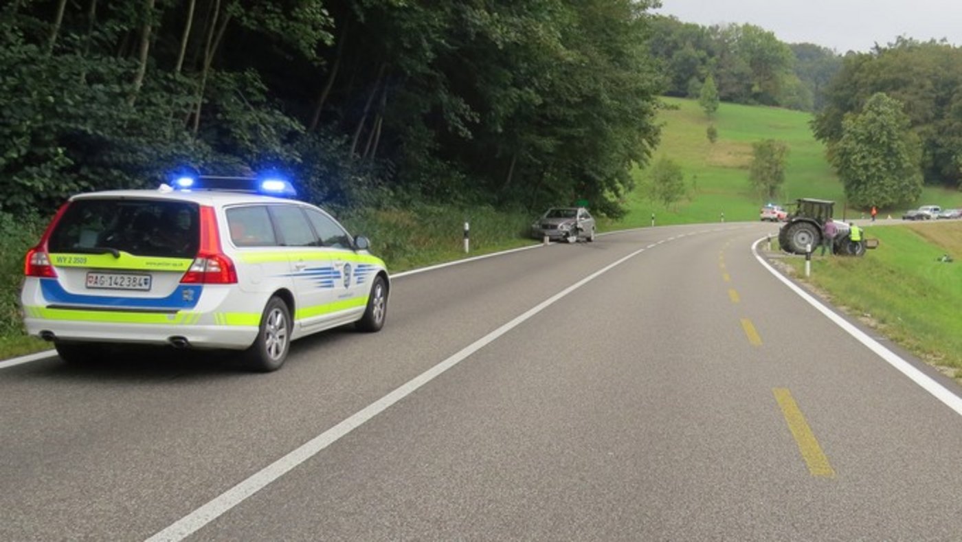 Zum Unfall kam es bei einem Überholmanöver. (Bilder Kapo AG)