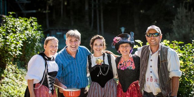 Rund 50 Leute nahmen am Anlass teil, viele davon in Trachten. (Bilder zVg)