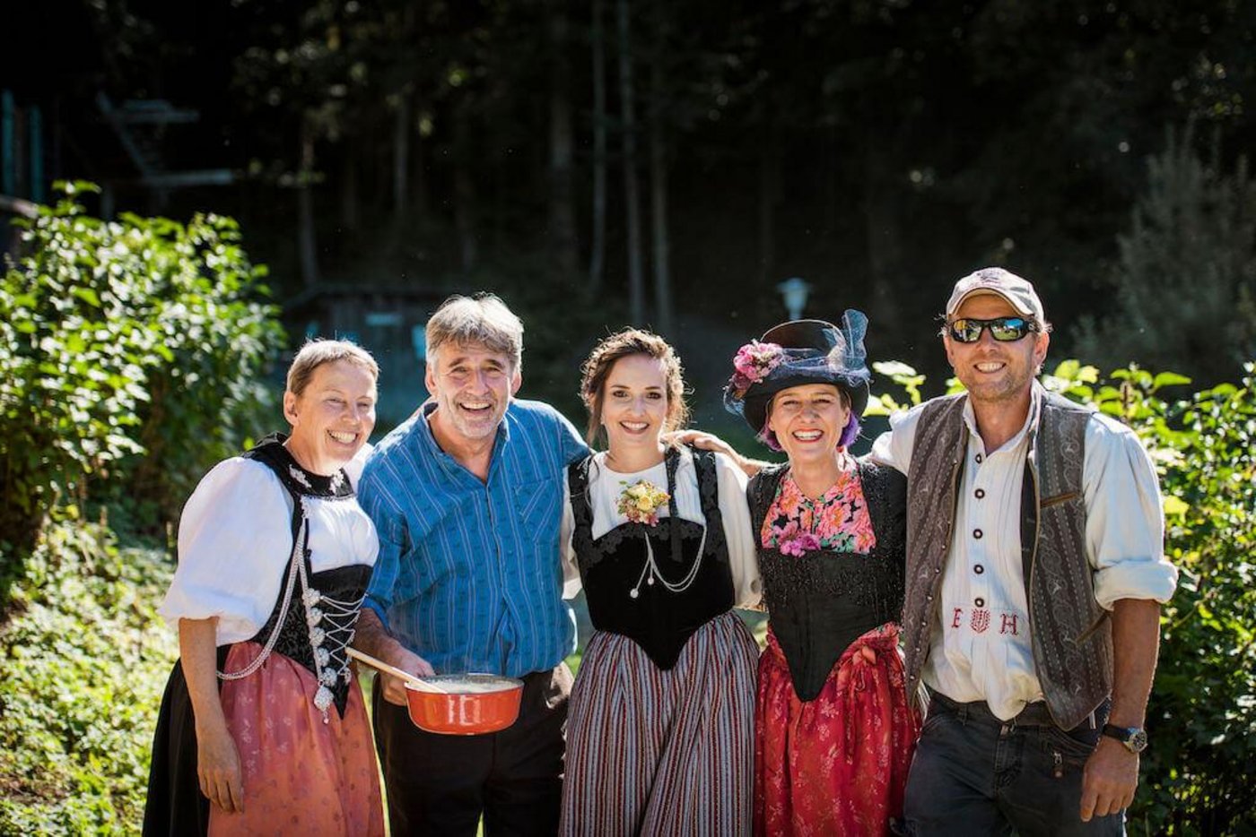 Rund 50 Leute nahmen am Anlass teil, viele davon in Trachten. (Bilder zVg)