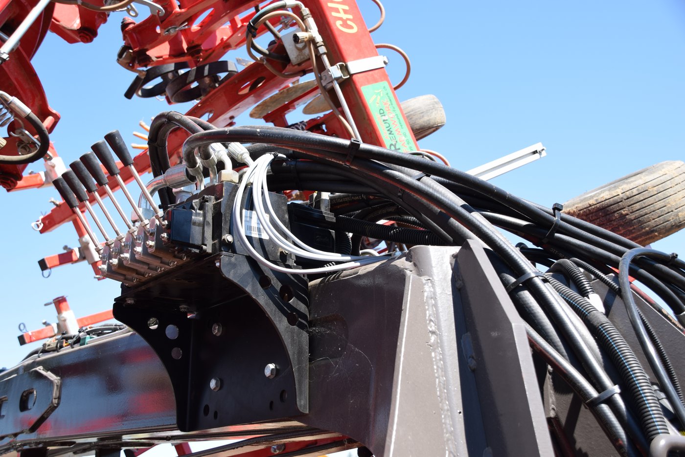 Auch das hydraulische System tüftelte Ruedi Emch zusammen mit Mitarbeitern vom Agrar-Service Schneeberger und Berger aus. (Bild BauernZeitung/Sera J. Hostettler) 