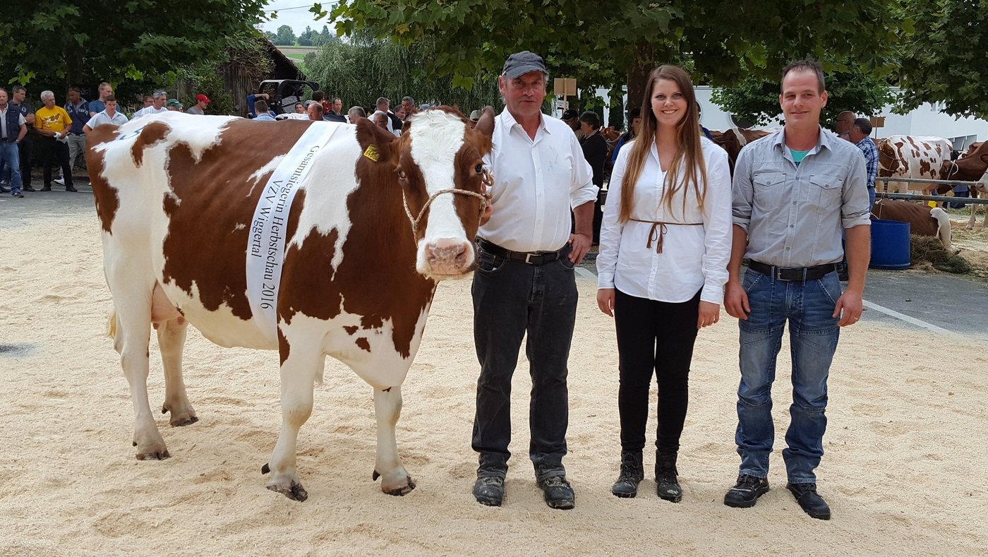 Josef Steiner mit Gesamtsiegerin Barolo Eliane, Ehrendame Sonja Geiser und Richter Beni Schmid. (Bild zVg)
