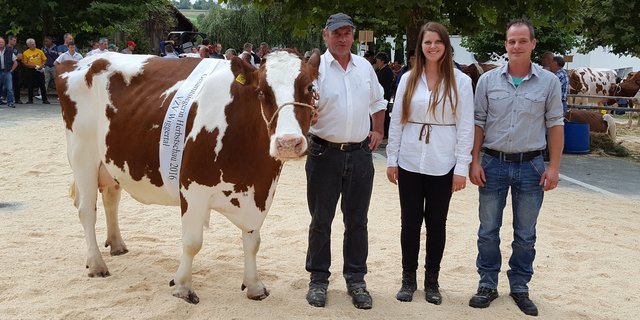 Josef Steiner mit Gesamtsiegerin Barolo Eliane, Ehrendame Sonja Geiser und Richter Beni Schmid. (Bild zVg)