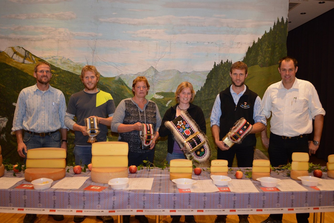 (V. l. n. r.): Othmar Schelbert, Präsident des Alpwirtschaftlichen Vereins SZ, die Wanderpreisgewinner Peter Ulrich, Agnes Schelbert, Franziska Betschart und Oskar Pfyl, Christoph Mächler, milchwirtschaftlicher Berater und Taxations-Obmann . (Bild Guido Bürgler)