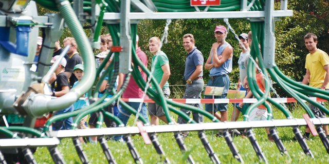 Güllen ist auf vielen Betrieben eine bedeutende Arbeit. Entsprechend gross ist das Interesse an der passenden Technik, so wie hier an einer Maschinendemo in Zug vorgeführt.  (Archivbild Armin Emmenegger)