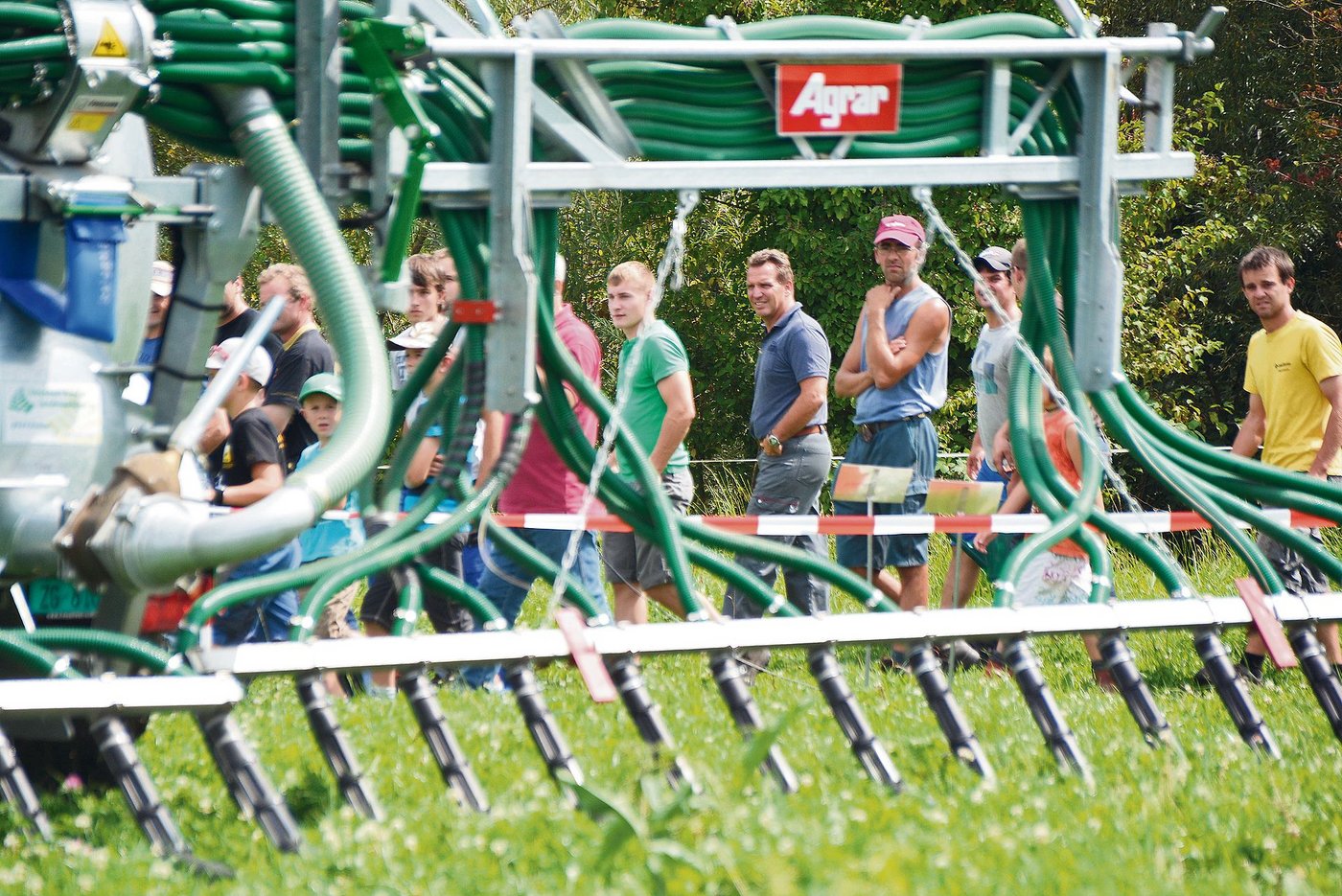 Güllen ist auf vielen Betrieben eine bedeutende Arbeit. Entsprechend gross ist das Interesse an der passenden Technik, so wie hier an einer Maschinendemo in Zug vorgeführt.  (Archivbild Armin Emmenegger)