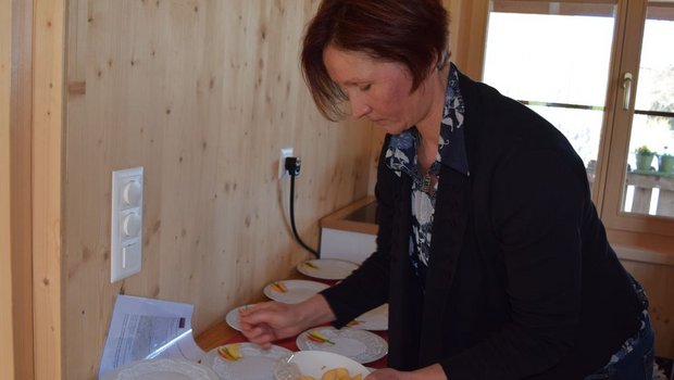 Viel Liebe zum Detail zeigte Gastgeberin Regula Fäh beim Herrichten der Speisen. (Bild 1/3 / Bilder Stefanie Giger)