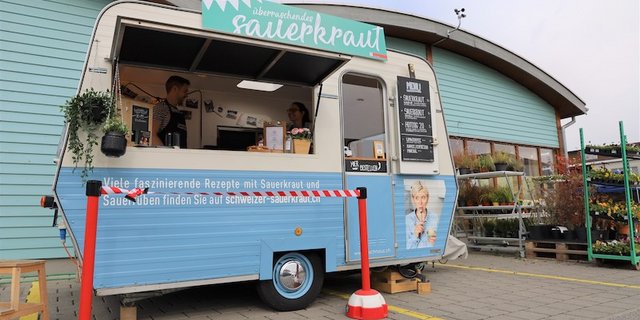 Mit dem Foodanhänger von «Le Schnauz» ging Schweizer Sauerkraut im vergangenen Jahr auf Tournee und versuchte, die Konsumenten kulinarisch zu überraschen. (Bild VSGP)