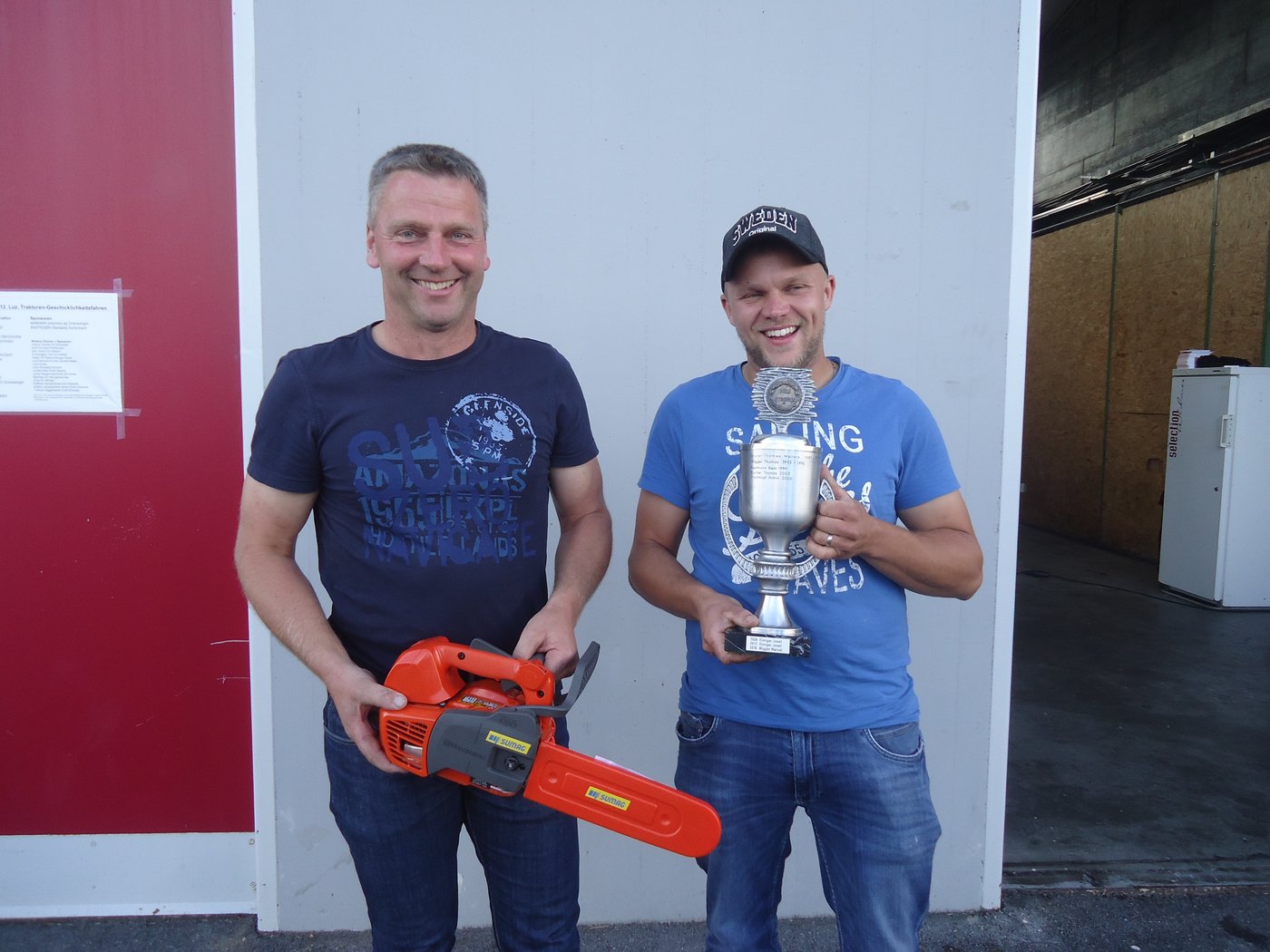 Der Sieger bei der Elite Thomas Bättig mit Pokal und der Zweitplatzierte Thomas Bucher. (Bild Anton Moser)