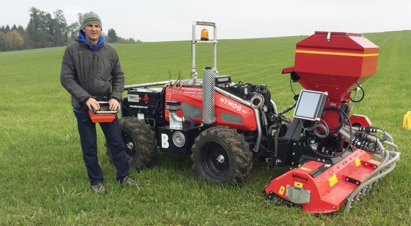 Stefan Egger, Oberassistent an der Automobilabteilung der BFH, mit dem selbstfahrenden Kleintraktor. (Bild zVg/ml)