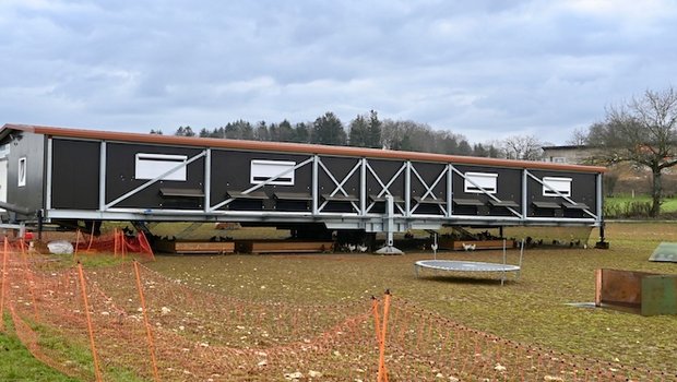 Der fahrbare Legehennenstall für 2000 Hühner ist rund 30 Meter lang und steht im Feld auf sechs Stützen, die zum Transport hochgefahren werden können. Der Raum unter dem Wagen wird hier als zusätzlicher Wintergarten genutzt. (Bilder Jasmine Baumann)