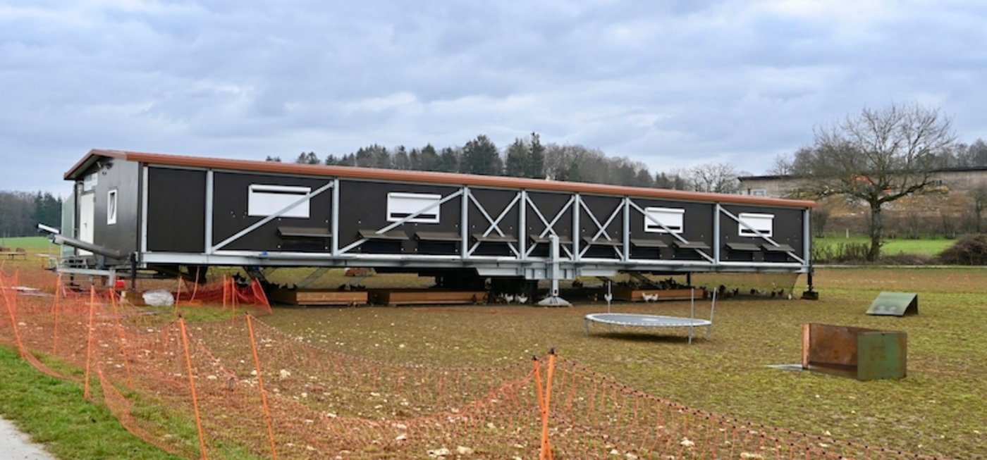 Der fahrbare Legehennenstall für 2000 Hühner ist rund 30 Meter lang und steht im Feld auf sechs Stützen, die zum Transport hochgefahren werden können. Der Raum unter dem Wagen wird hier als zusätzlicher Wintergarten genutzt. (Bilder Jasmine Baumann)