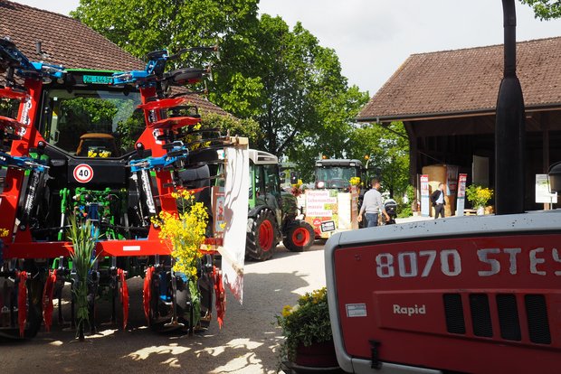 Diese Traktoren auf dem Lindenhof in Watt sind bereit zur Sternfahrt. (Bilder Christian Weber)