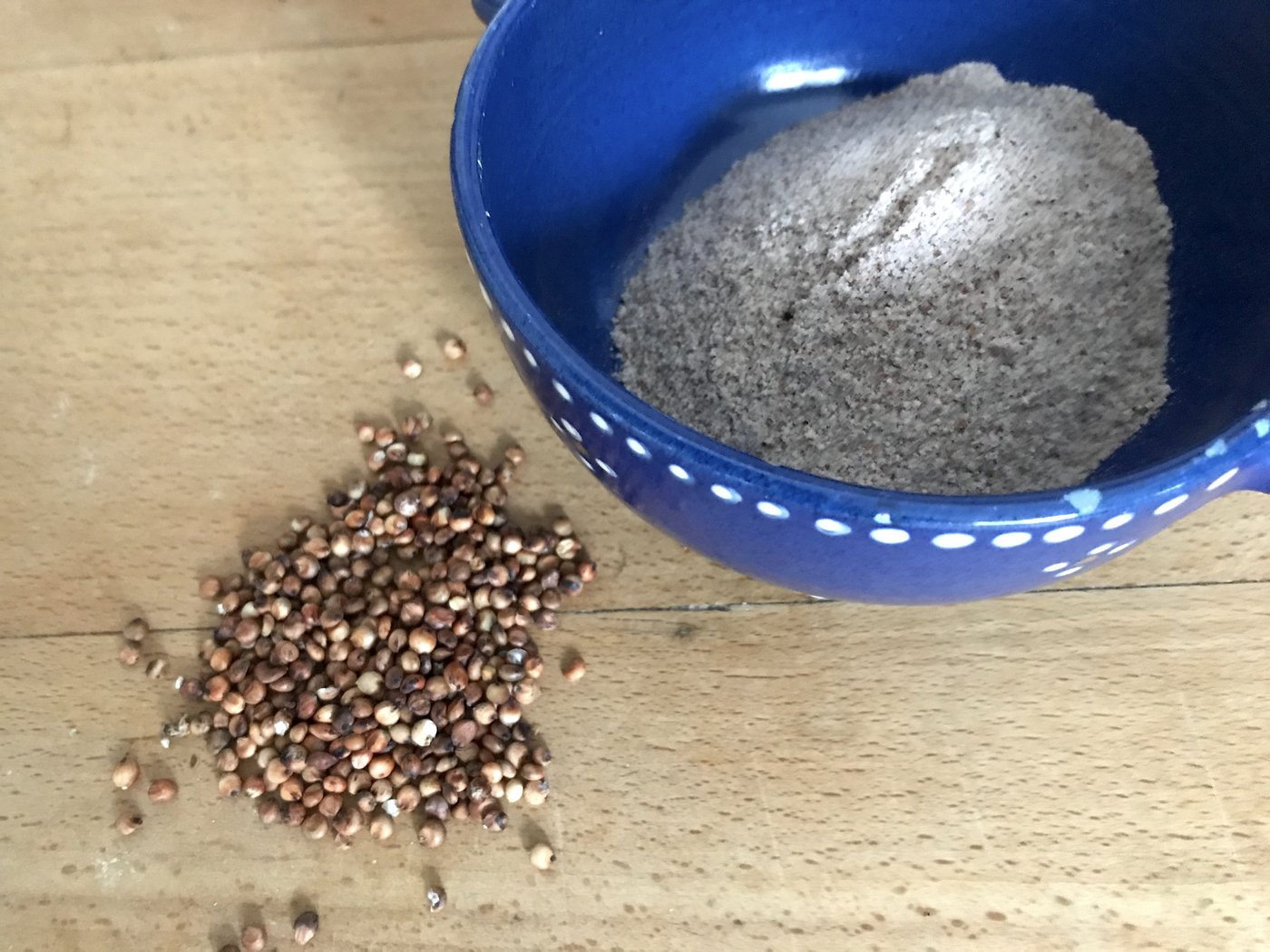 Sorghumkörner sind etwas grösser als diejenigen der hier bekannten Hirse.