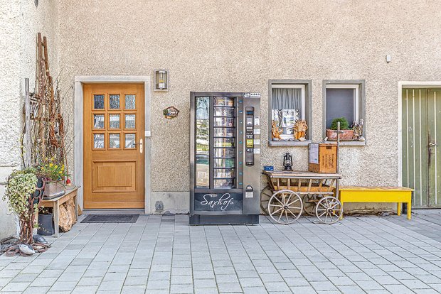 Auf dem Saxhof im St. Gallischen Buchs steht seit 2019 ein Verkaufsautomat. Familie Schwendener, die das Gerät betreibt, ist sich sicher: Der Kundenkontakt leidet nicht darunter. (Bild Philipp Schwendener)