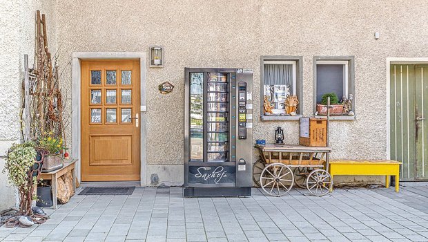 Auf dem Saxhof im St. Gallischen Buchs steht seit 2019 ein Verkaufsautomat. Familie Schwendener, die das Gerät betreibt, ist sich sicher: Der Kundenkontakt leidet nicht darunter. (Bild Philipp Schwendener)