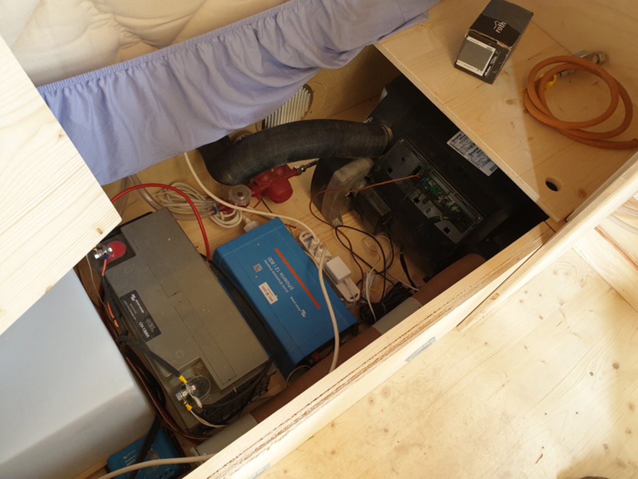 Unter dem Bett befindet sich unter anderem die Batterie, die durch das Solarmodul gespiesen wird. (Bild lid)