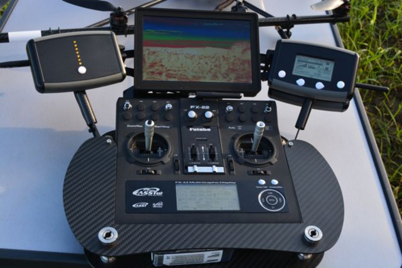 Die Kamera liefert Bilder, auf welchen anhand von Wärmequellen zu sehen ist, ob sich in der Wiese irgendwo ein Lebewesen versteckt.