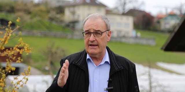 «Das Wasser in der Schweiz ist sauber, so soll es auch bleiben», erklärte Bundespräsident Guy Parmelin anlässlich der Medienkonferenz zum «Massnahmenplan Sauberes Wasser». Erreicht werden soll das durch verschiedene Massnahmen, von denen nun ein erstes Verordnungspaket in der Vernehmlassung ist. (Bild LID/Jonas Ingold)