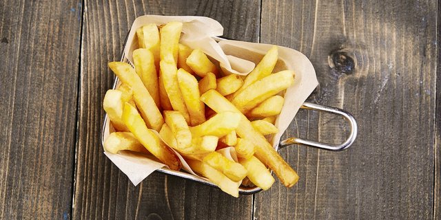 Wegen der guten Ernte sind viele Frites-Kartoffeln am Lager. Gleichzeitig bricht die Nachfrage aufgrund der Restaurantschliessungen ein. Nun werden erste Posten zu Futter deklassiert.(Adobe Stock)