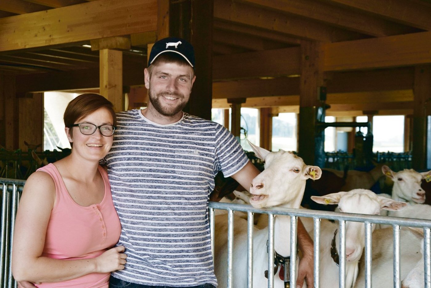 Michel und Eveline Brünisholz haben viel Eigenleistung in den neuen Stall gesteckt.«Das hat sich gelohnt», sind sich die beiden einig.(Bild drt)