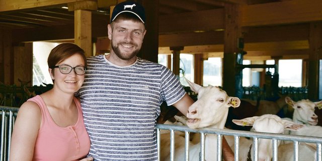 Michel und Eveline Brünisholz haben viel Eigenleistung in den neuen Stall gesteckt.«Das hat sich gelohnt», sind sich die beiden einig.(Bild drt)