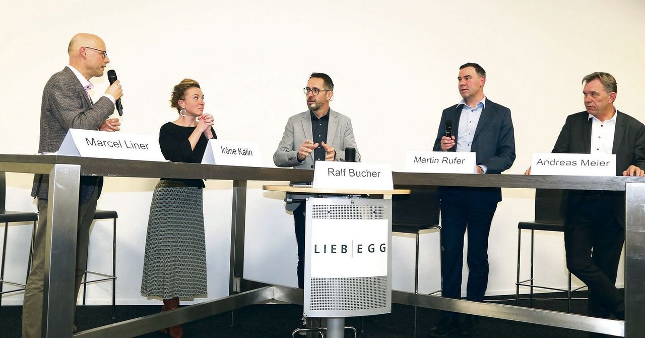 Unter der Leitung von Ralf Bucher diskutierten am LZ Liebegg Befürworter und Gegner über die Biodiversitäts-Initiative.
