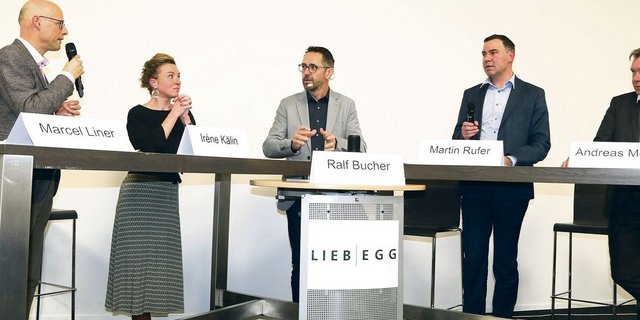 Unter der Leitung von Ralf Bucher diskutierten am LZ Liebegg Befürworter und Gegner über die Biodiversitäts-Initiative.
