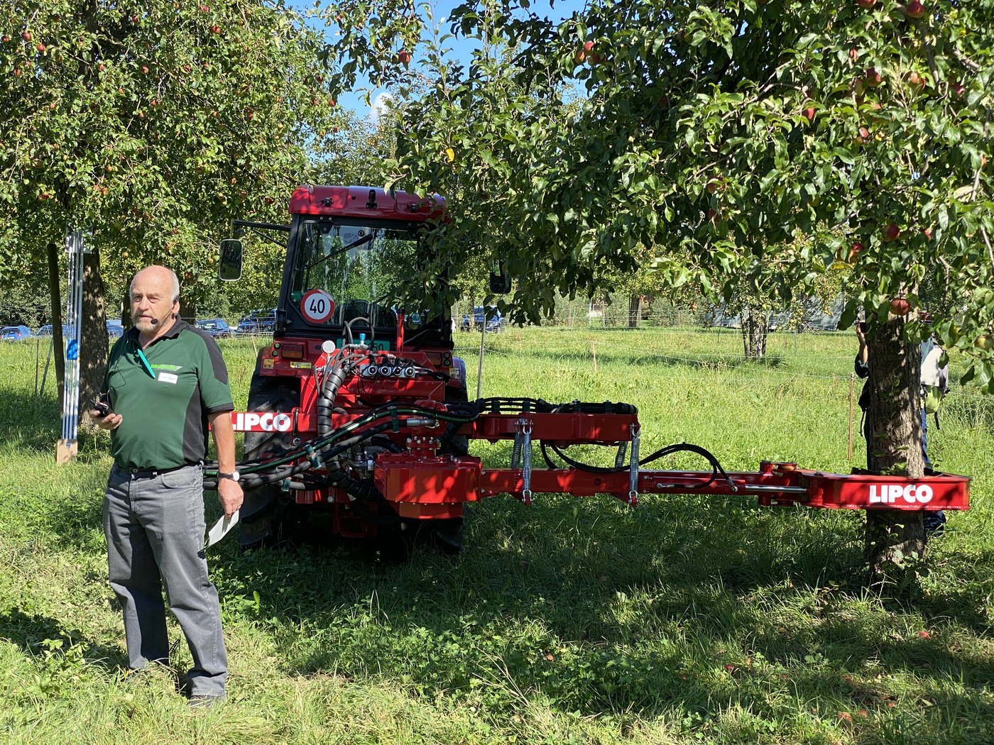 Am 18. August fand auf dem Mausacker-Biohof ein Erfahrungsaustausch mit Mostobstproduzenten statt. Auch wurden Maschinen für den Mostobstanbau vorgeführt.