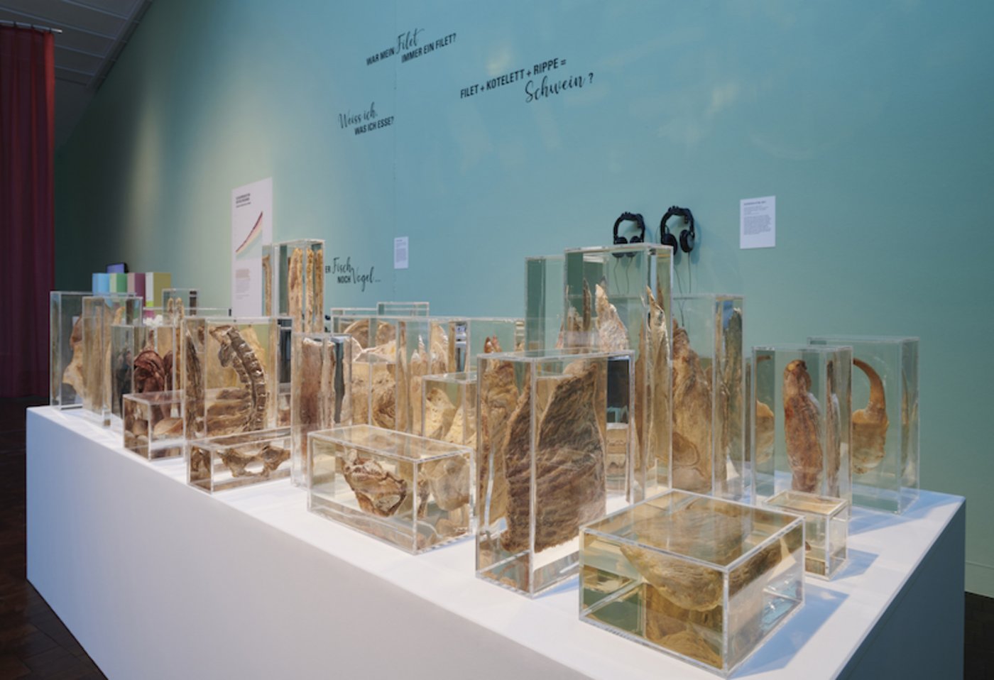 Einblick in die Ausstellung «zu Tisch» im Vögele Kultur Zentrum.