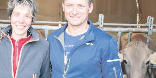 Eingespieltes Team: Sandra und Pius Alt (hier im einfachen Abkalbestall) bewirtschaften ihren Betrieb ohne Angestellte. (BIld akr)