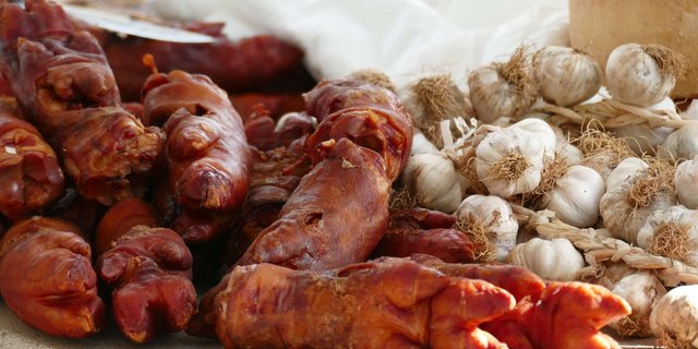 Schweinefüsse werden in der Schweiz nur selten gegessen, aber in China gelten sie als Delikatesse. Neu werden sie in Containern von Oensingen nach China exportiert. (Bild Pixabay)