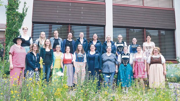 Neu ausgebildete Aargauer Bäuerinnen im Mittelpunkt Ein stolzer Moment: Die erfolgreichen Absolventinnen des Fachkurses Bäuerin feierten am Dienstag diese Woche am LZ Liebegg ihren Abschluss. (Bild Ruth Aerni)