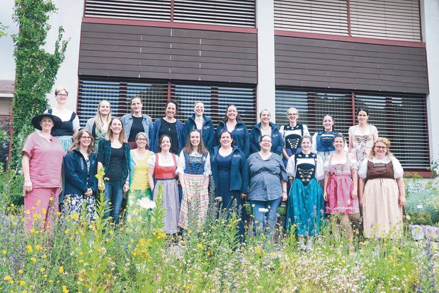 Neu ausgebildete Aargauer Bäuerinnen im Mittelpunkt Ein stolzer Moment: Die erfolgreichen Absolventinnen des Fachkurses Bäuerin feierten am Dienstag diese Woche am LZ Liebegg ihren Abschluss. (Bild Ruth Aerni)