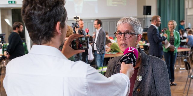 Als Berner SP-Grossrätin und Präsidentin der Kleinbauernvereinigung steht Regina Fuhrer öfters in der Öffentlichkeit. (Bild Hansjürg Jäger)