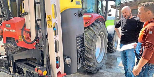 Beurteilung der Feldspritze: Berater Ruedi Barmettler (r.) im Gespräch mit Landwirt Andreas Stuber auf der Chüeschwand in Rothenburg. 