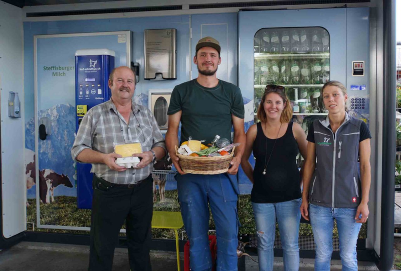 Stefanie und Niklaus Marti (Mitte) kauften am 23. Juli 2018 den zehntausendsten Liter "Steffisburger Milch". (Bild zVg)