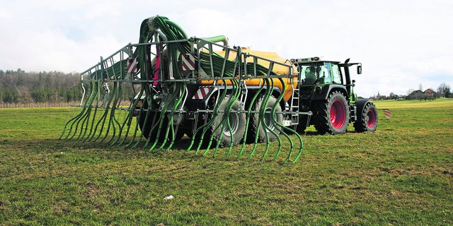 Ausbringung von Gülle mit einem Schleppschlauch, der direkt am Güllefass angebracht ist. (Bild: BauZ)