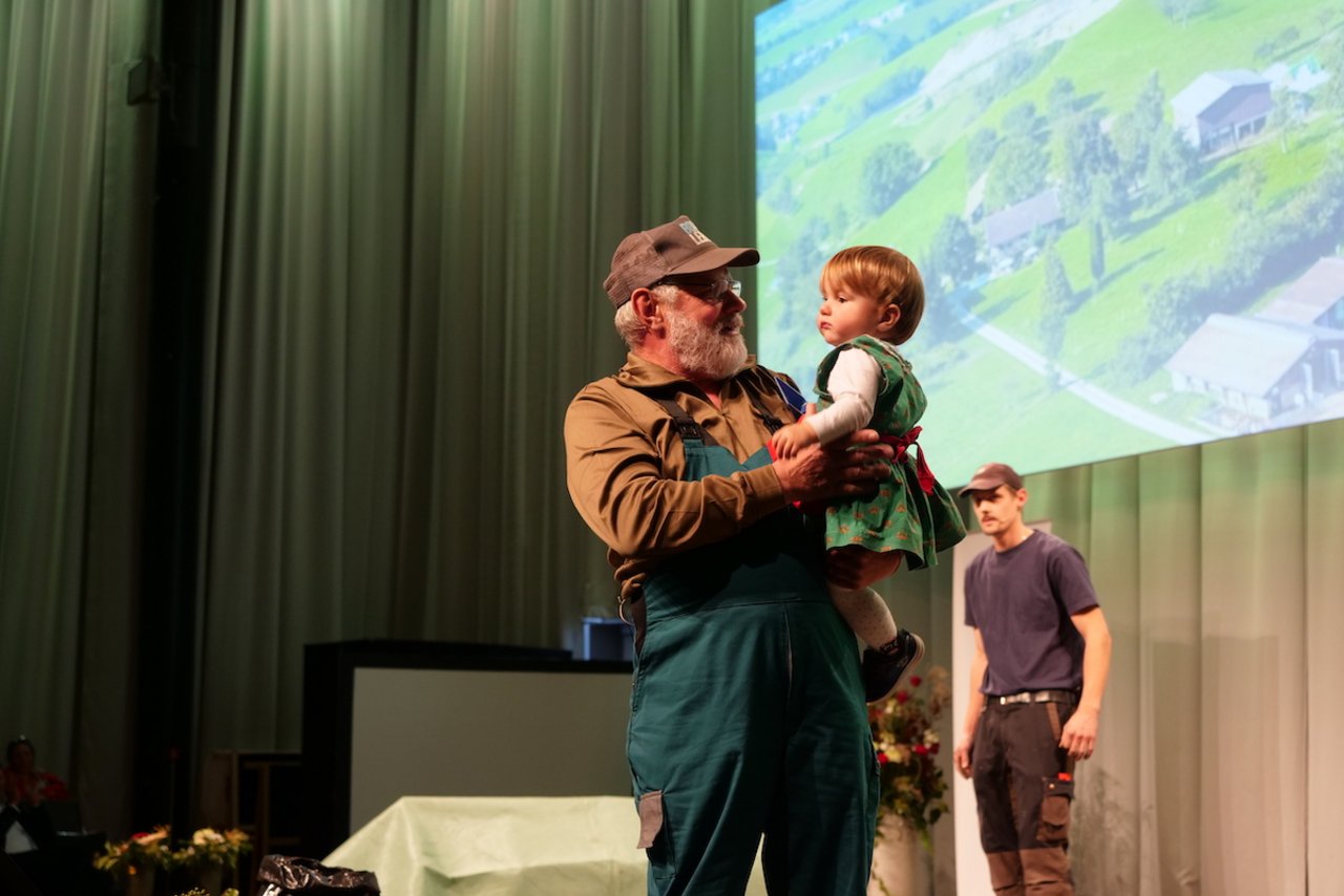 Ein stolzer Grosspapi und seine Enkelin, freuen sich über den Agropreis. (Bilder Noemi Elmiger)