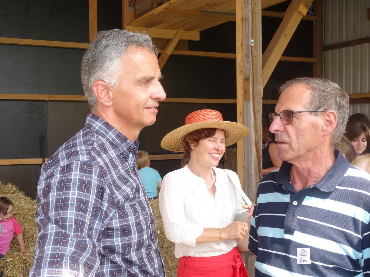 Der Bundespräsident im Gespräch mit Landwirt und Gastgeber Kaspar Zimmermann (r.)
