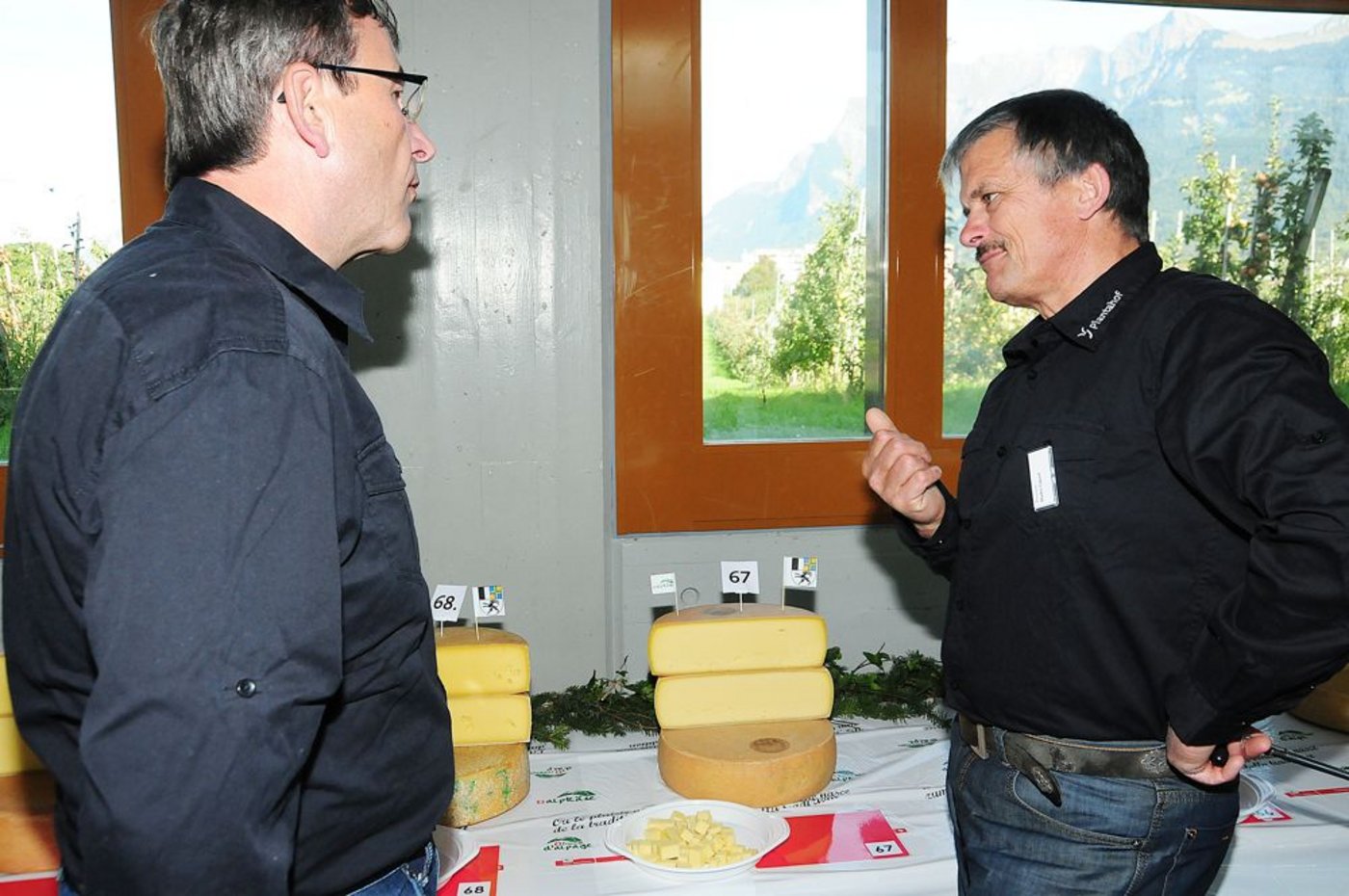 Experten erwägen hin und her wo es allfalls Abzüge geben könnte, grossmehrheitlich fanden sie bei der diesjährigen Alkäseprämierung sehr gute Qualität vor.  (Bild: Heidy Beyeler)